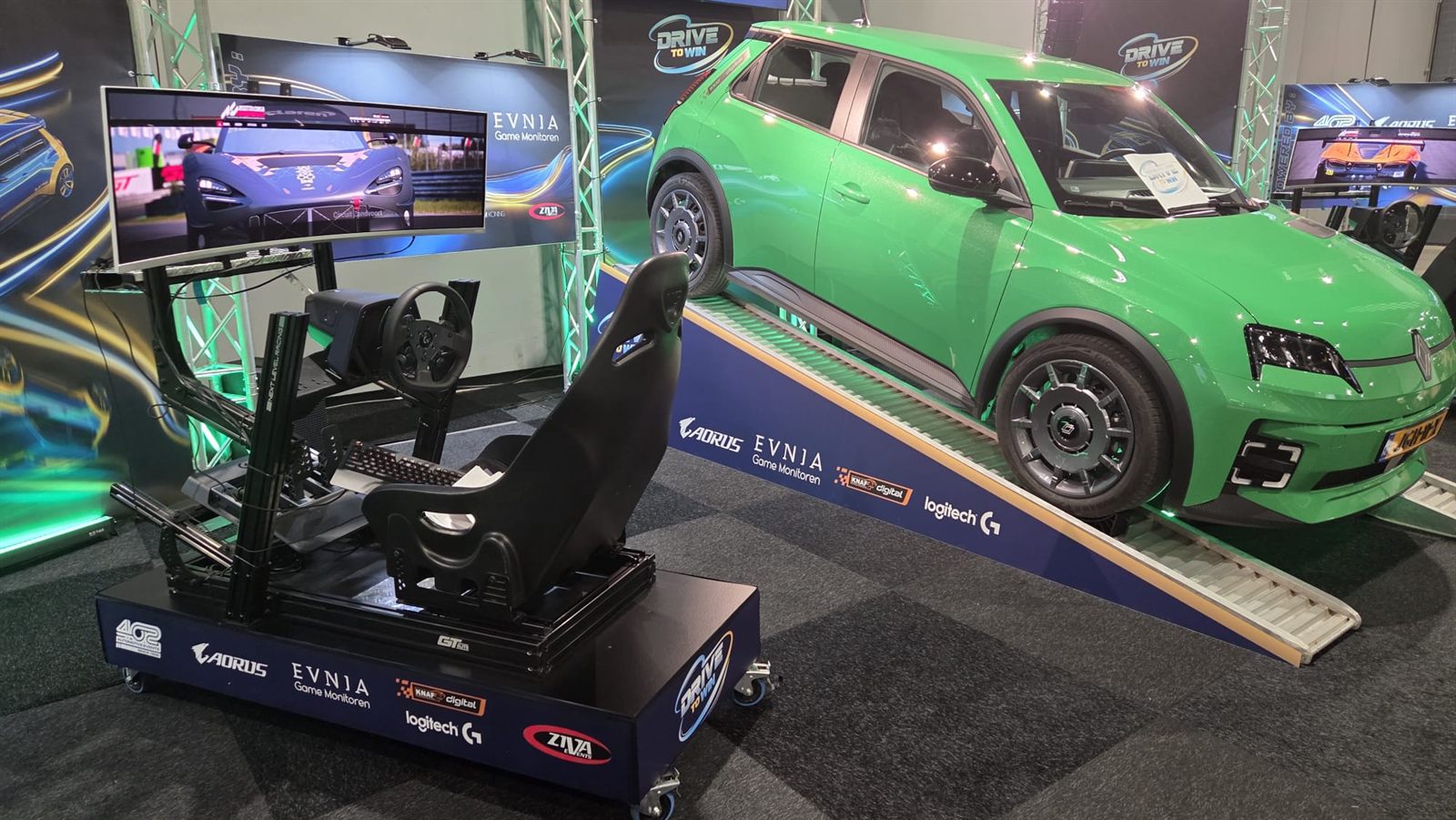 Race-simulator naast de groene Renault 5 op de oprit